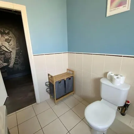 Prime Location! Modern Apt דירה