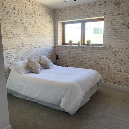 Prime Location! Modern Apt *